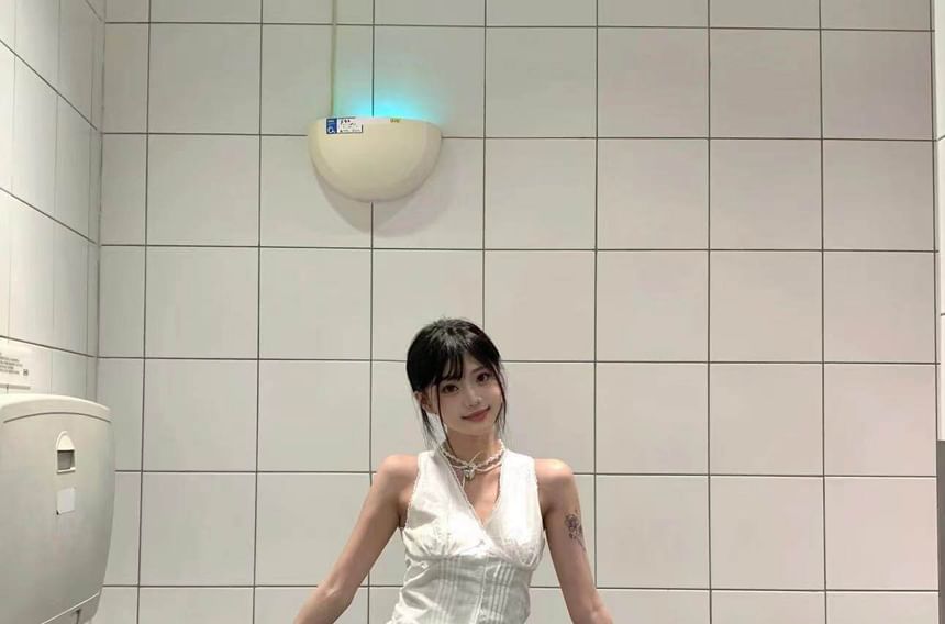 Sleeveless V-Neck Plain Ruffle Trim Button Up Vest