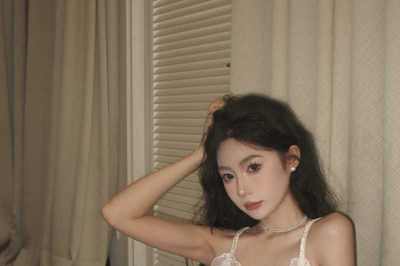V-Neck Lace Trim Velvet Crop Camisole Top