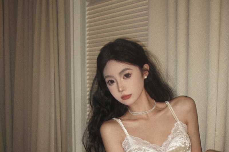 V-Neck Lace Trim Velvet Crop Camisole Top