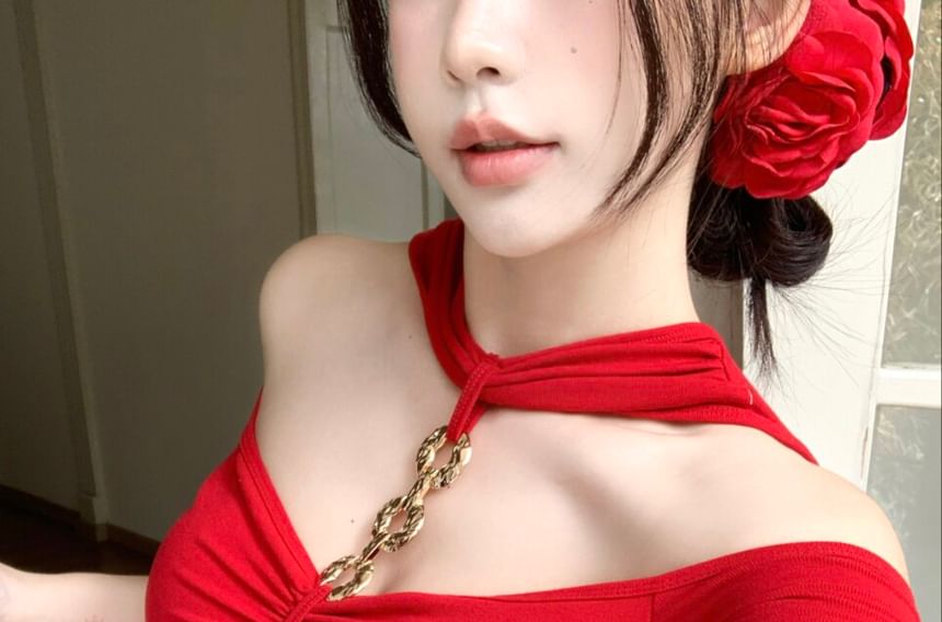 Short-Sleeve Halter Neck Chained Crop Top Off-Shoulder