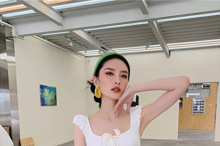 Sleeveless Square Neck Plain Ruffle Trim Crop Top / Mid Rise Ruffle Trim Mini A-Line Skirt