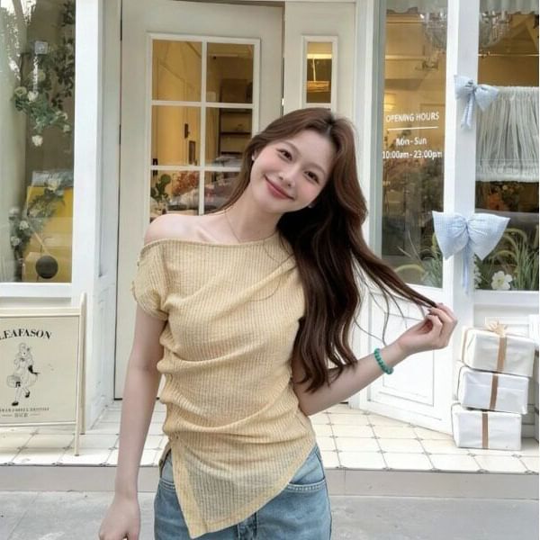 Cold Shoulder Asymmetric Short Sleeve Slim Top