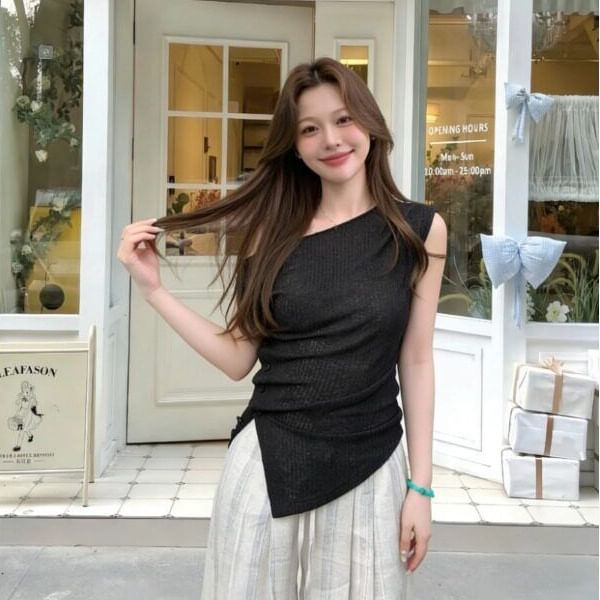 Cold Shoulder Asymmetric Short Sleeve Slim Top