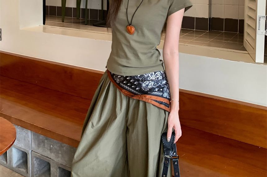 Short-Sleeve Crew Neck Plain Crop T-Shirt / Mid Rise Plain Wide Leg Pants with Scarf