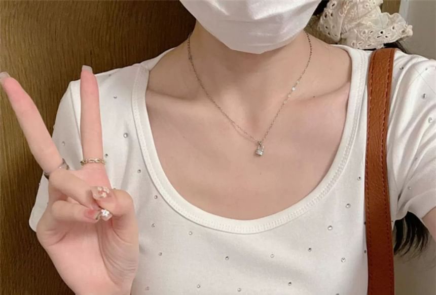 Short Sleeve Scoop Neck Plain Rhinestone T-Shirt
