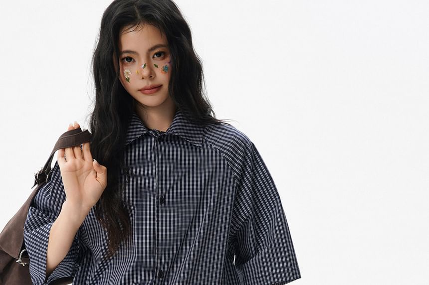 Short-Sleeve Collared Plaid Oversized Shirt