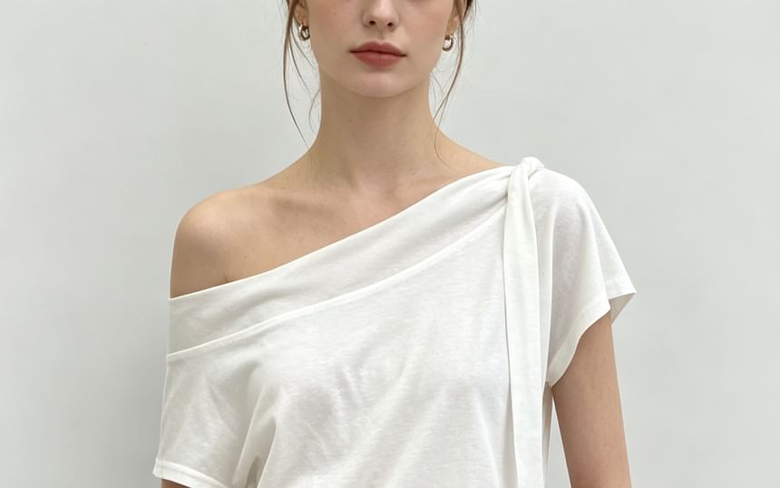Cold Shoulder Knotted Plain Slim-Fit Short Sleeve T-Shirt