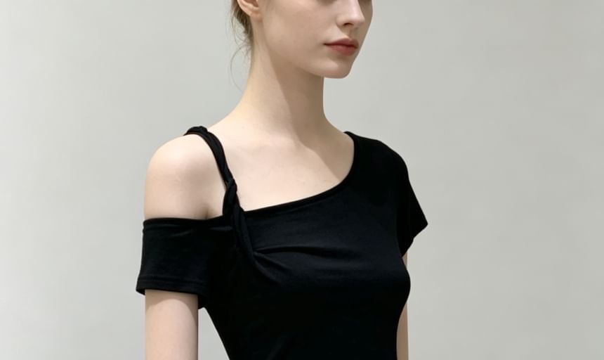 Cold Shoulder Twisted Strap Plain Slim-Fit T-Shirt