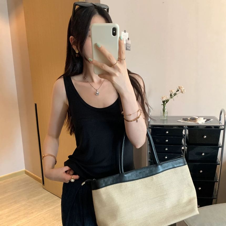 Pocketed Scoop Neck Sleeveless Tank