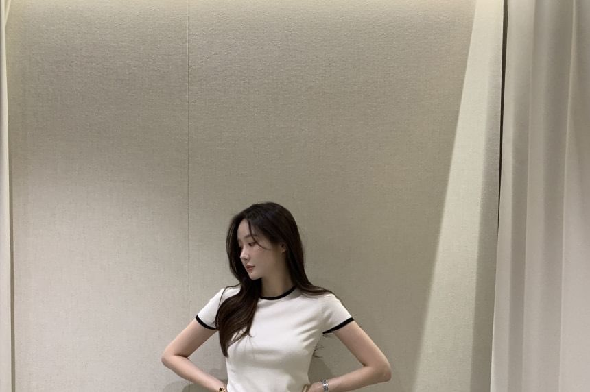 Short Sleeve Round Neck Contrast Trim Slim Fit Top
