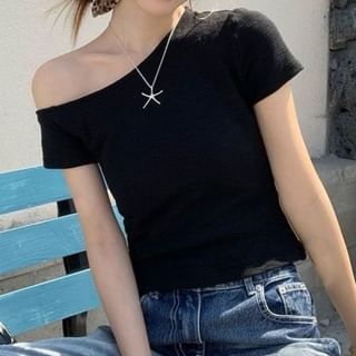 Plain One-Shoulder Short-Sleeved Top