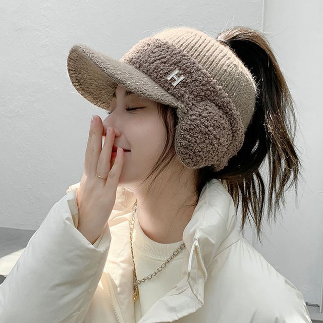Faux Lettering Hat Knit Visor Shearling Panel