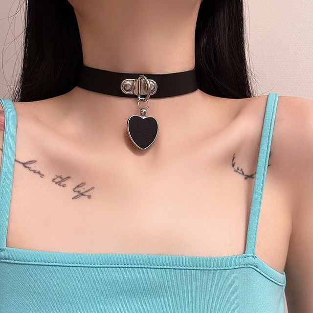 Pendant Faux Leather Choker Heart