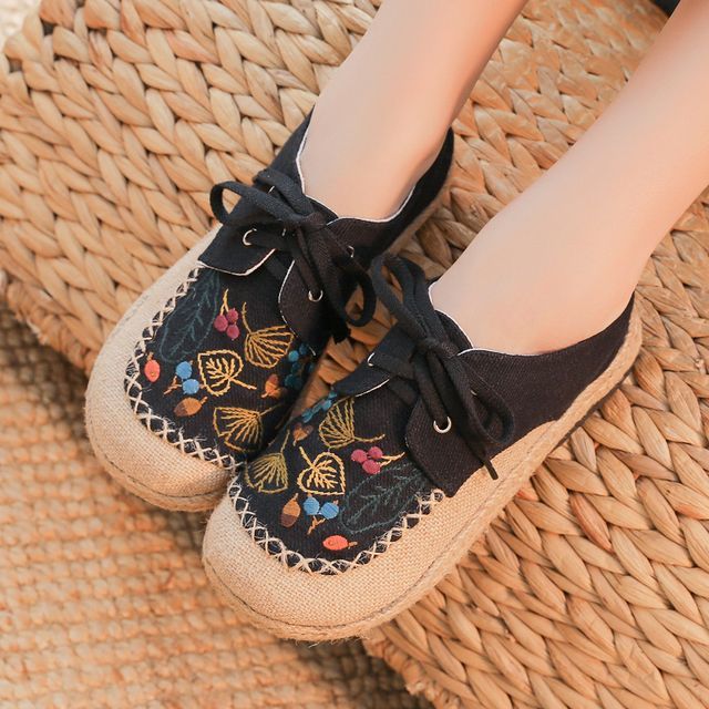 Slip-Ons Embroidered Leaf Lace-Up