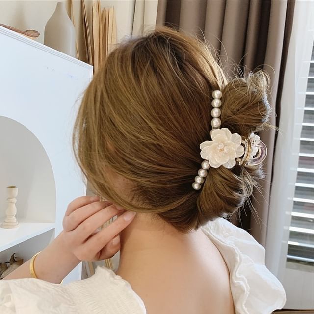 Floral Acrylic Faux Clamp Pearl Hair