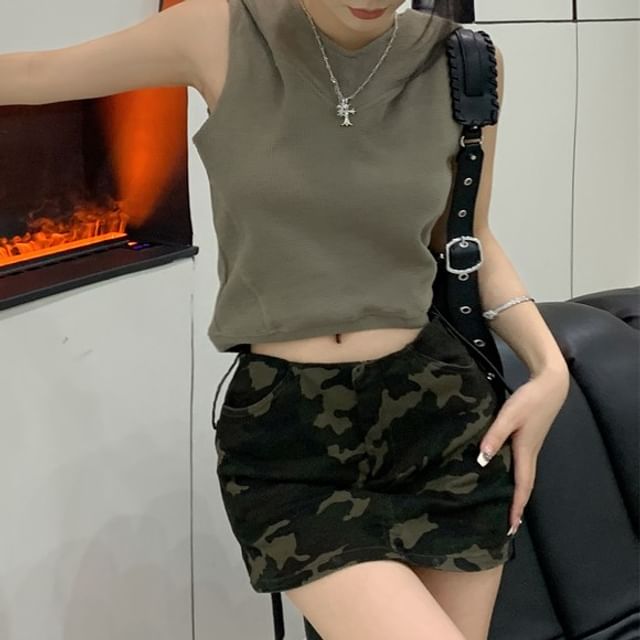 Mini Plain Hooded Skirt / Print Crop Sleeveless Top Camo