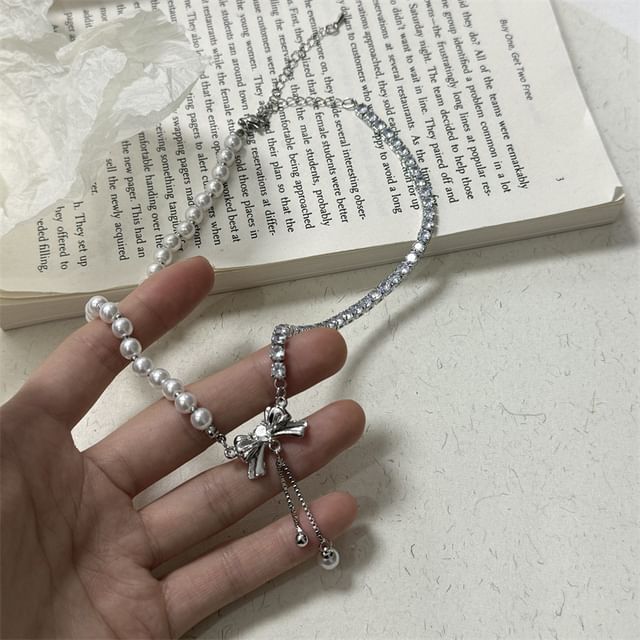 Bow Pendant Faux Pearl Necklace