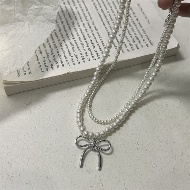 Bow Pendant Faux Pearl Necklace