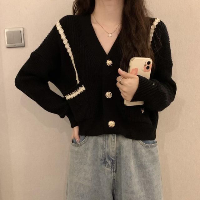 Elongated Sleeve V-Neck Contrast Trim Button Crop Top