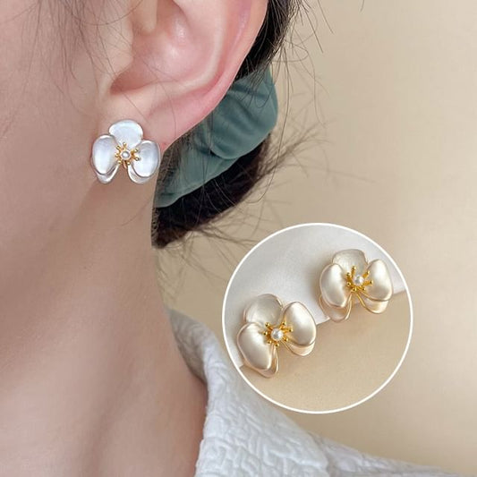 Flower Faux Pearl Stud Earring / Clip-On Earring