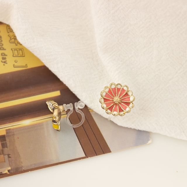Clip Stud Bee Enamel Asymmetrical / On Flower Earring