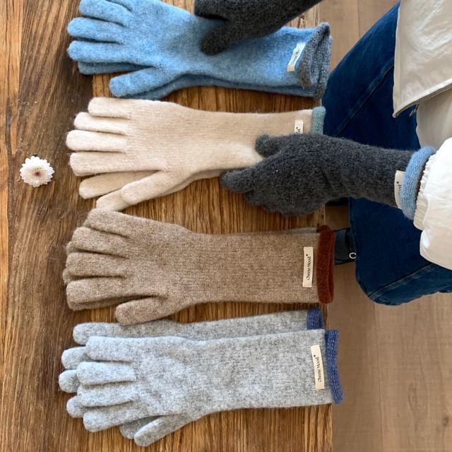Knit Trim Gloves Contrast Applique