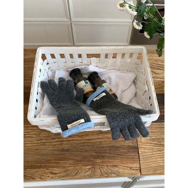 Knit Trim Gloves Contrast Applique