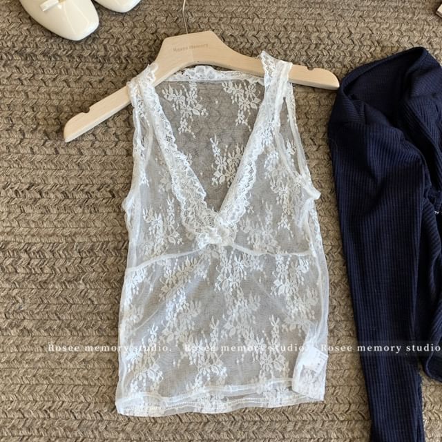 Cardigan Neck Trim Plain Camisole Scoop / V-Neck Lace Ruffle Top