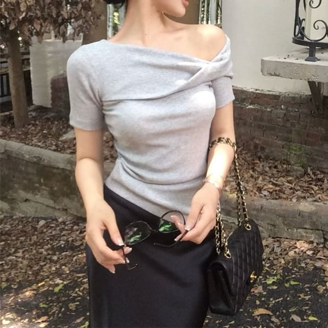 Short-Sleeve Fit T-Shirt Off-Shoulder Twist Slim