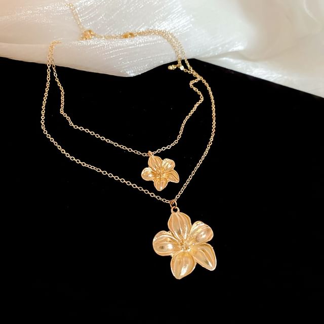 Floral Pendant Alloy Necklace / Drop Earring
