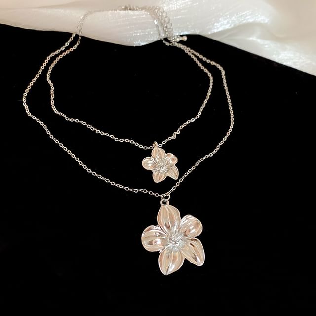Floral Pendant Alloy Necklace / Drop Earring