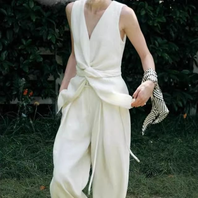 V-Neck Tank Plain Top Knot High / Slit Leg Wide Pants Rise