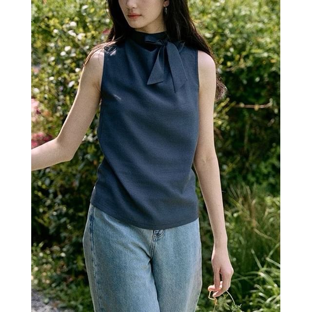 Plain Blouse Neck Sleeveless Mock