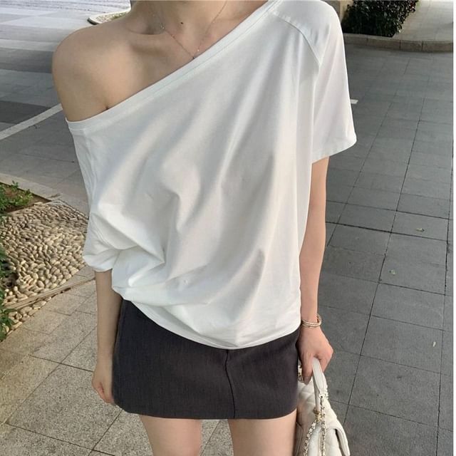 Plain One-Shoulder Short-Sleeved Tee
