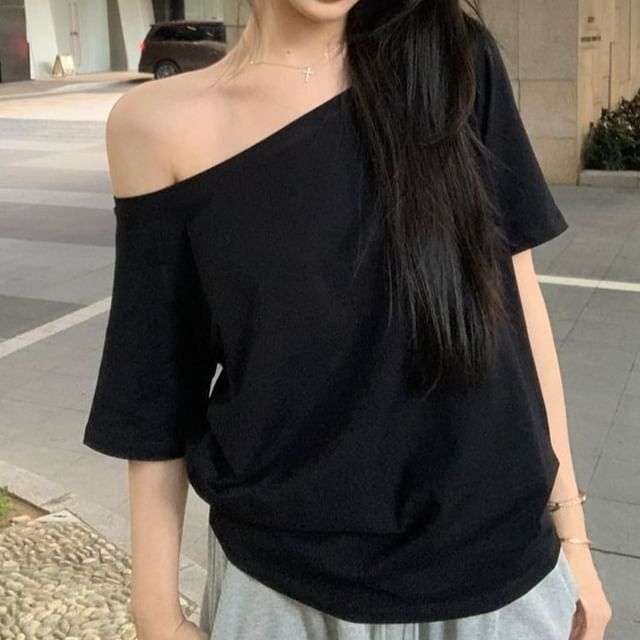 Plain One-Shoulder Short-Sleeved Tee