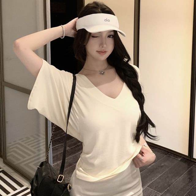 Plain Slim-Fit Batwing-Sleeved V-Neck T-Shirt