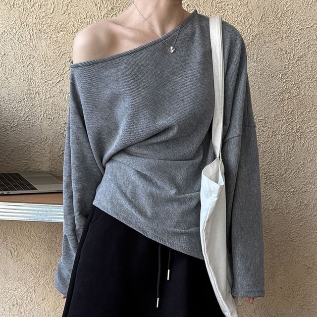Boat-Neck Ruched Asymmetric Slit Long-Sleeved Tee