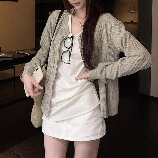 Ribbed V-Neck Cardigan / Short Sleeve V-Neck T-Shirt