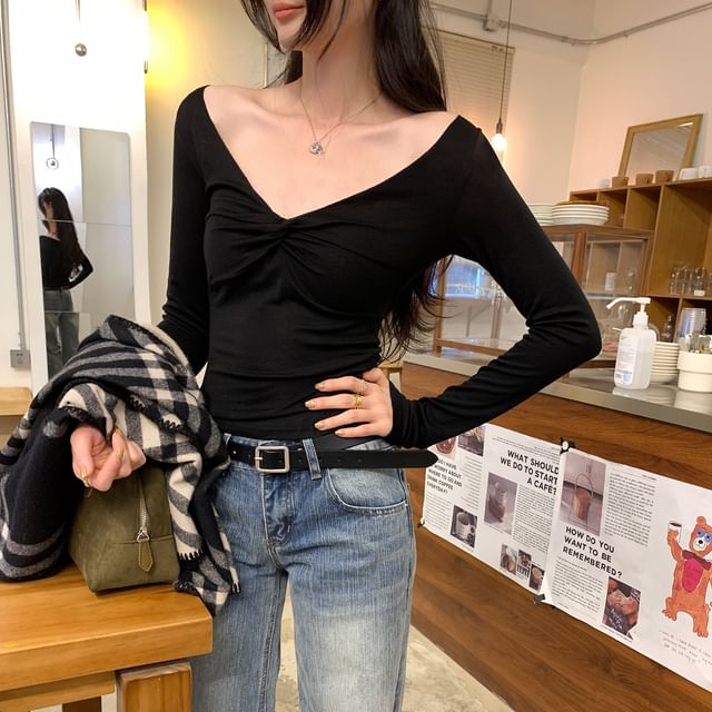 Ruched V-Neck Slim-Fit Long-Sleeve Tee