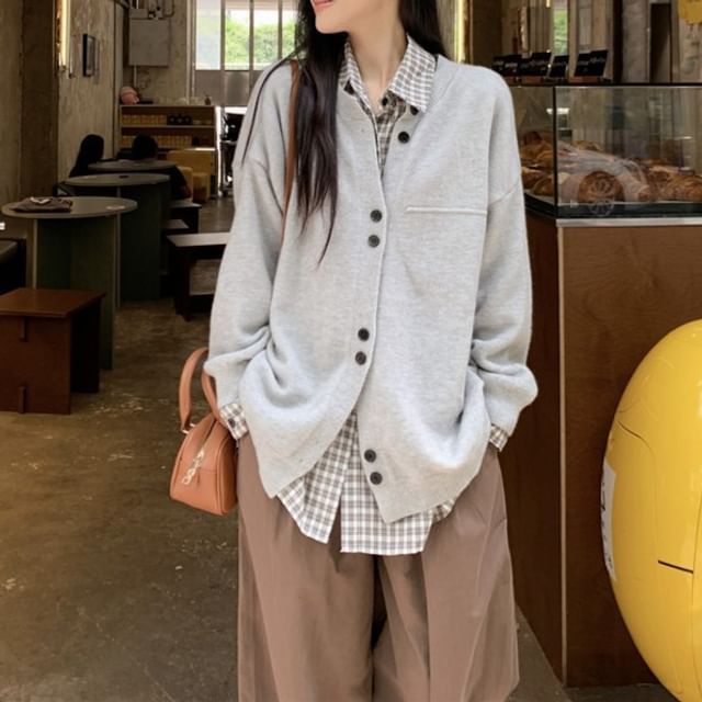 Long-Sleeve Plaid Shirt / V-Neck Plain Cardigan