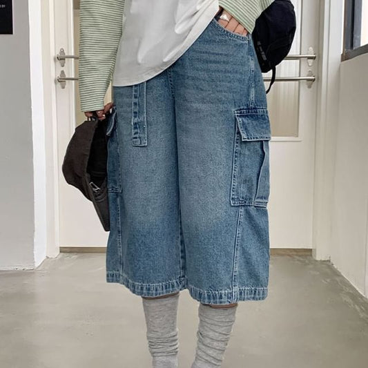 Mid Rise Washed Pocket Detail Denim Shorts