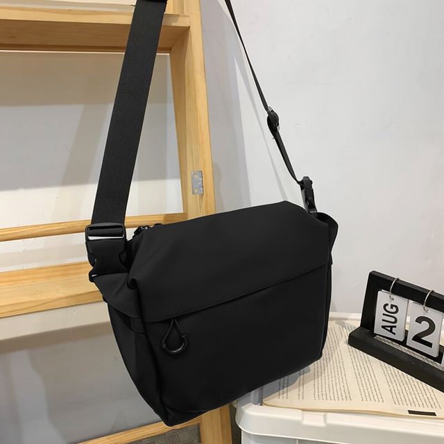 Plain Zip Messenger Bag