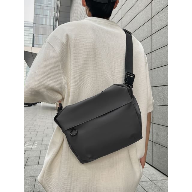 Plain Zip Messenger Bag
