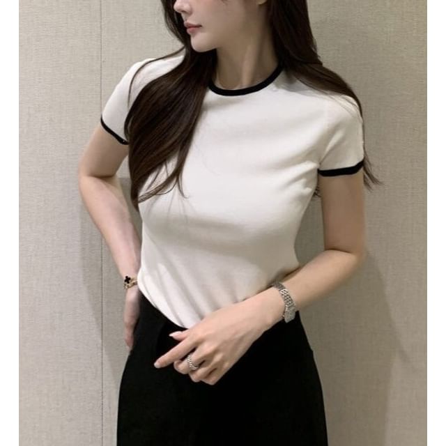 Short Sleeve Round Neck Contrast Trim Slim Fit Top